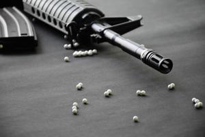 closeup de balas de plástico branco de arma de airsoft ou arma bb no piso de madeira, foco suave e seletivo em balas brancas. foto