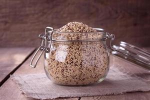 quinoa na mesa de madeira