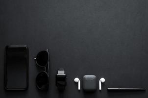 gadgets de homens no estilo de vida moderno em fundo escuro para conceito preto plano minimalista leigo. foto