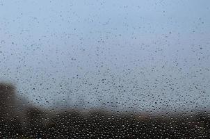 gota de chuva na janela de vidro na estação das monções. foto
