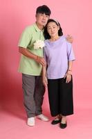 casal asiático sênior foto