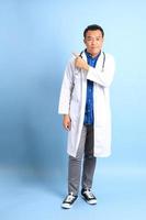 médico sênior asiático foto