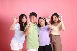 feliz família asiática foto