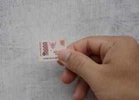 sidoarjo, jawa timur, indonésia, 2022 - formulário de selo indonésio com nota nominal de dez mil foto