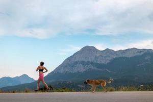 uma mulher em uma corrida noturna com um cachorro foto