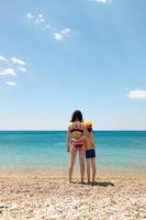 mãe com uma criança na praia. foto