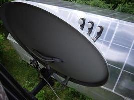 sistema de satélite para receber um sinal de televisão em casa foto