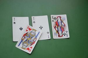 kiev, ucrânia - 5 de julho de 2022 cartas de baralho para diferentes jogos de azar foto