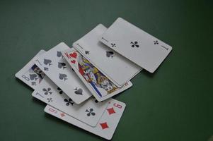 kiev, ucrânia - 5 de julho de 2022 cartas de baralho para diferentes jogos de azar foto