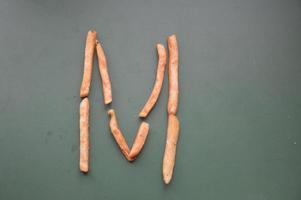 letras do alfabeto inglês dispostas de batatas fritas foto