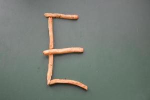 letras do alfabeto inglês dispostas de batatas fritas foto