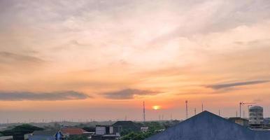 vista do pôr do sol em área residencial com fundo de silhueta foto