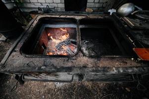cozinhar na cozinha de campo durante a guerra na ucrânia, condições durante a guerra. foto