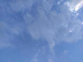 céu azul com belas nuvens brancas naturais foto