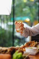 uma variedade de pratos é colocada na mesa para preparar os banquetes de família e amigos durante a véspera de ano novo. diversas idéias de preparação de alimentos para festas de família e amigos durante a época festiva. foto