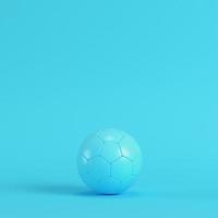 bola de futebol em fundo azul brilhante em tons pastel foto
