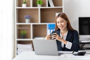 retrato de mulher asiática de negócios lindos sorridentes trabalhando no escritório usar computador com espaço de cópia. empresário pessoas sme freelance marketing on-line e-commerce telemarketing, trabalho em casa conceito foto