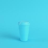 xícara de café em fundo azul brilhante em tons pastel. conceito de minimalismo foto