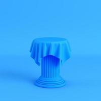 pano em um pedestal em fundo azul brilhante foto