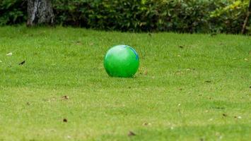 bola verde no campo no parque foto