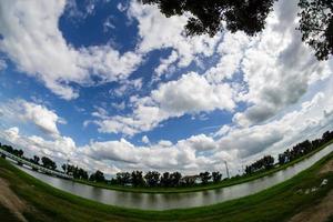 nuvens brancas no céu nublado foto