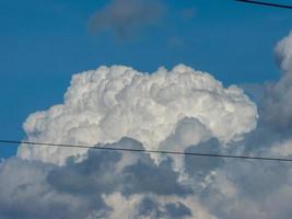 nuvens brancas no céu azul foto