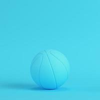 bola de basquete em fundo azul brilhante em tons pastel. conceito de minimalismo foto