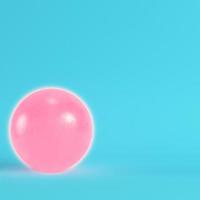 bola de cristal rosa com pás em fundo azul brilhante em tons pastel foto