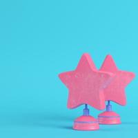 estrelas com suporte em fundo azul brilhante em tons pastel. conceito de minimalismo foto