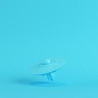 ufo ou nave alienígena em fundo azul brilhante em tons pastel foto