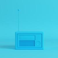 rádio com estilo retrô em fundo azul brilhante em tons pastel foto