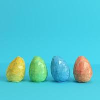 ovos de páscoa coloridos em fundo azul brilhante em tons pastel foto