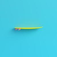 prancha de surf amarela sobre fundo azul brilhante em tons pastel foto