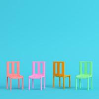 quatro cadeiras em fundo azul brilhante em tons pastel. conceito de minimalismo