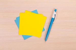 papel amarelo e azul com caneta foto