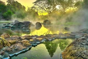 hot springs onsen banho natural no parque nacional chae son, lampang thailand.in a manhã sunrise.natural banho de águas termais cercado por montanhas no norte thailand.soft foco.