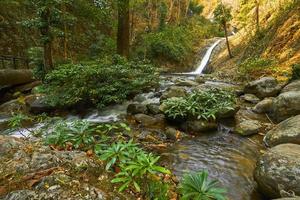 a grande cachoeira na Tailândia, a atmosfera onsen. bela cachoeira de floresta profunda na tailândia. foto