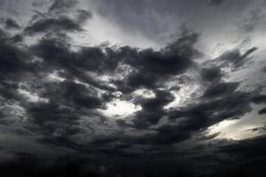 tempestade de nuvem negra no vasto céu foto