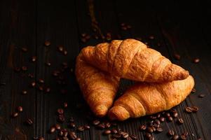 croissants frescos em um fundo de madeira. foto