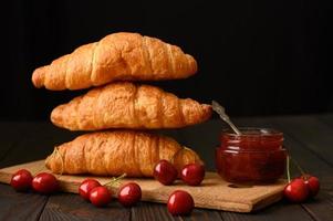 croissants frescos em um fundo de madeira. foto