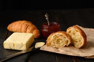 croissants frescos em um fundo de madeira. foto