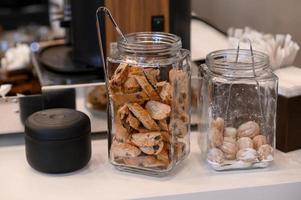 biscoitos em potes de vidro à venda em um café. foto