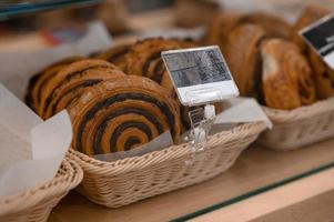 uma variedade de produtos de panificação estão em exibição. vitrine na padaria. vários pães e tortas foto