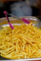 visão aérea de comida de batatas fritas douradas em full frame closeup. foto