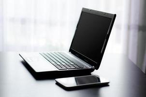 laptop moderno e tablet no escritório foto