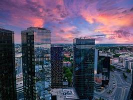 vista aérea do centro de negócios de tallinn à noite. belo distrito comercial foto