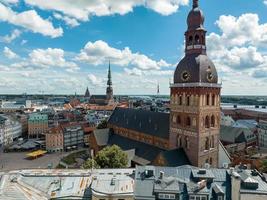 vista aérea da cidade velha de riga, na letônia. foto