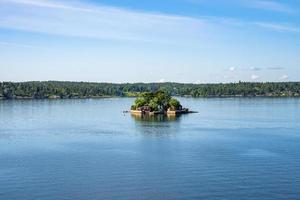 vista distante de casas nas ilhas do arquipélago no mar Báltico contra o céu azul foto