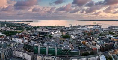 vista aérea do centro de negócios de tallinn à noite. belo distrito comercial foto