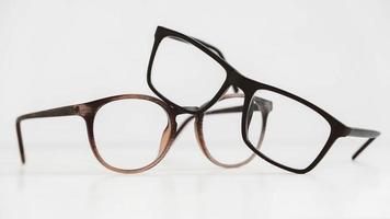 óculos ópticos de diferentes formas em um fundo branco foto